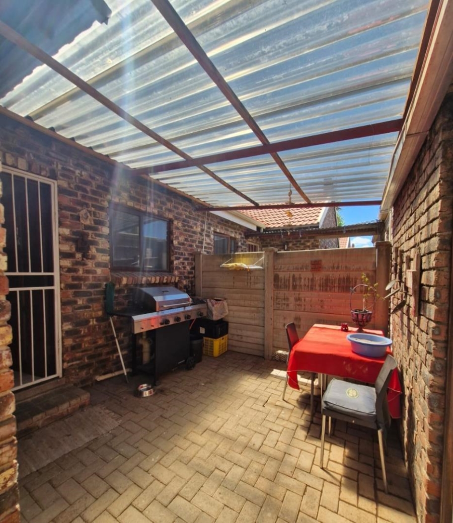 2 Bedroom Property for Sale in Langenhovenpark Free State